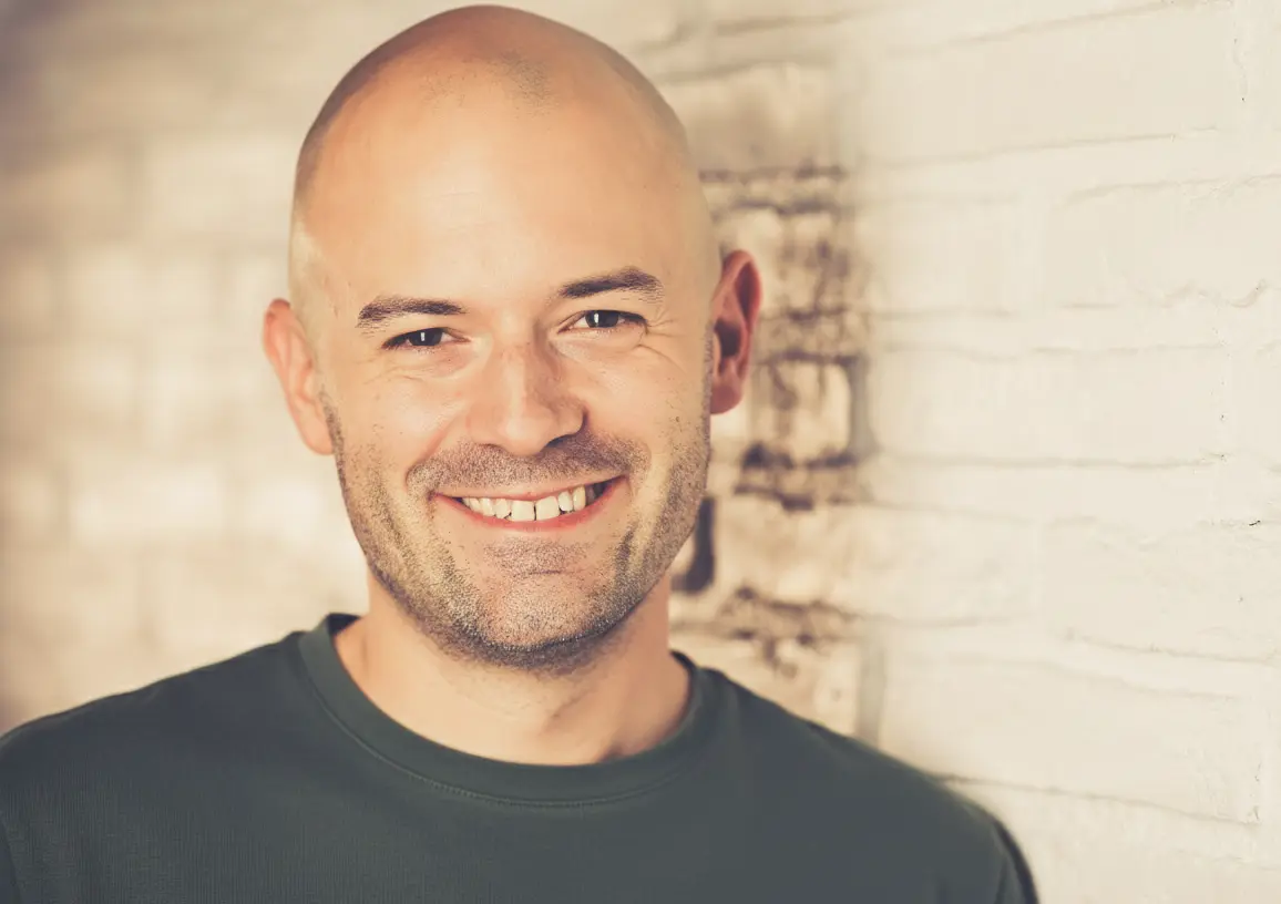 Home 7 Heilpraktiker Nürnberg Dennis Meistereck in seiner Praxis für systemische Beratung